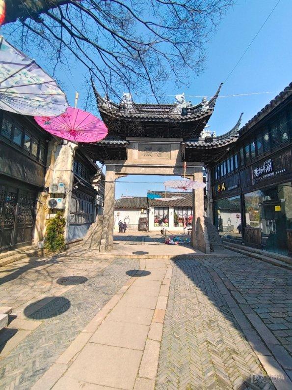 40岁女人会穿才优雅!经典款、剪裁合身、配饰点缀,太显气质